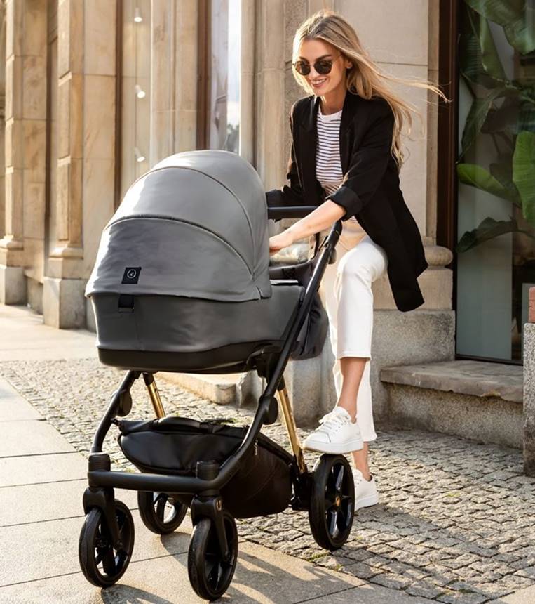 Mama spaceruje patrząc na gondolę, myśląc, do kiedy dziecko może w niej jeździć.